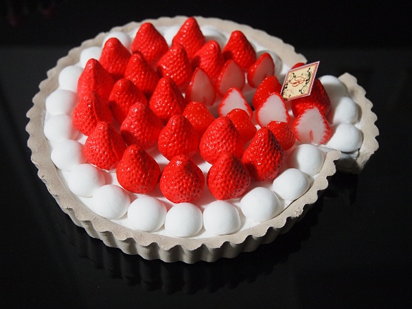 画像1: 食品サンプル　フェイクスイーツ　丸いちごタルトホールケーキ2(大　直径16cm）　撮影小道具　店舗ディスプレイケーキ
