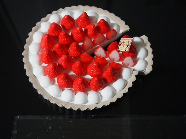 画像: 食品サンプル　フェイクスイーツ　丸いちごタルトホールケーキ2(大　直径16cm）　撮影小道具　店舗ディスプレイケーキ