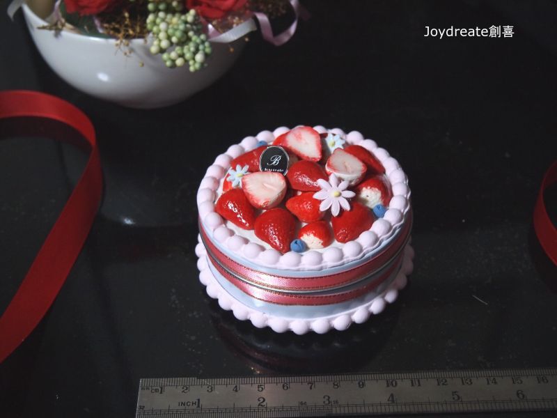 画像: 食品サンプル　イチゴケーキ風マグネットケース　小物入れ　　撮影小物にも！